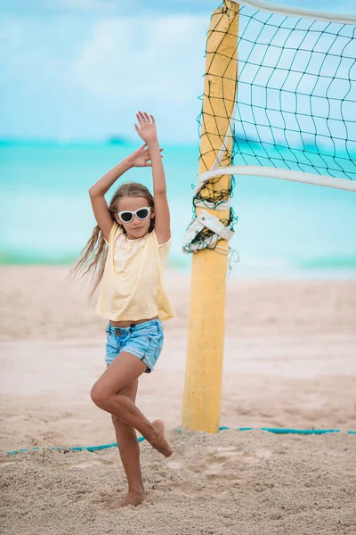 Küçük sevimli kız plaj topu ile voleybol oynamak. — Stok fotoğraf