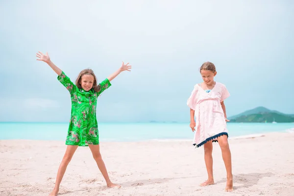 Kleine glückliche Kinder haben viel Spaß am tropischen Strand beim gemeinsamen Spielen — Stockfoto