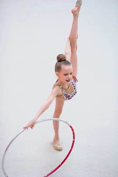 Маленькая гимнастка тренируется на ковре и готова к соревнованиям — стоковое фото