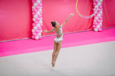Halıda küçük bir jimnastik antrenmanı ve yarışmalar için hazır.