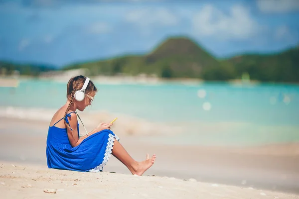 Pequena menina adorável ouvir música fundo mar — Fotografia de Stock