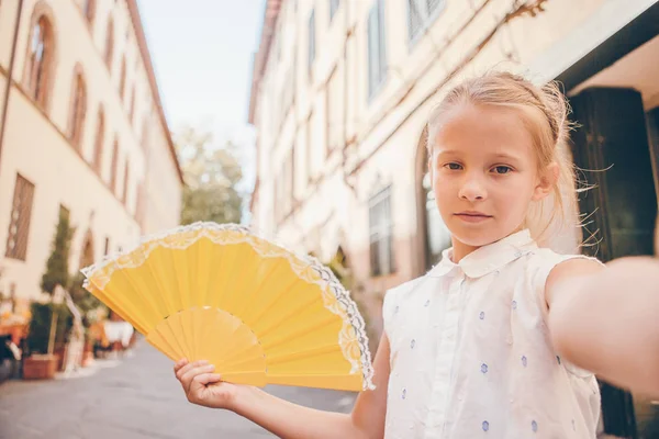 Entzückende Mode kleines Mädchen im Freien in europäischen Städten — Stockfoto