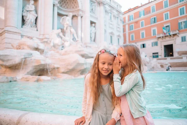 Adorable little girls on the edge of Fountain of Trevi in Rome. — Stock Photo, Image