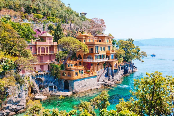 Belle côte de la mer avec des maisons colorées à Portofino, Italie. Paysage d'été — Photo