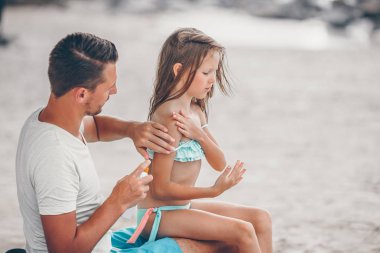 Çocuk burun için güneş krem uygulamak üst. Suncream küçük kız portresi