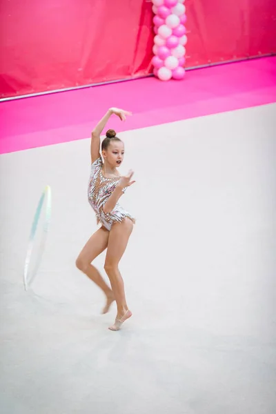 Petit entraînement de gymnaste sur le tapis et prêt pour les compétitions — Photo