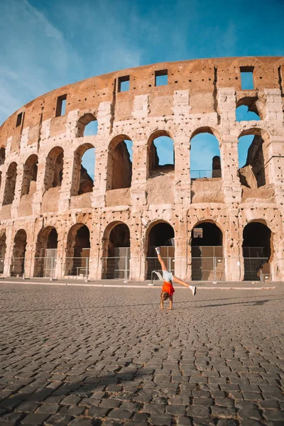 Roma, İtalya 'da Colosseum' un önünde küçük bir kız. — Stok fotoğraf