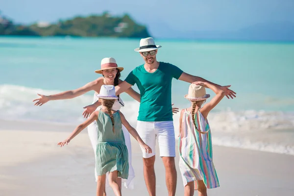 Lycklig vackra familj av fyra på stranden — Stockfoto