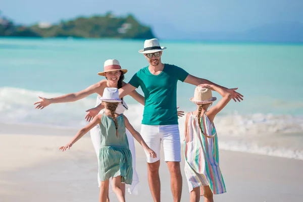 Mooie en gelukkige familie van vier op het strand — Stockfoto