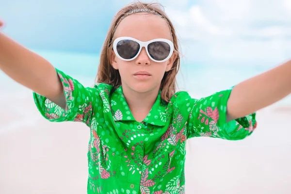 Niña feliz tomando selfie en la playa tropical en la isla exótica —  Fotos de Stock