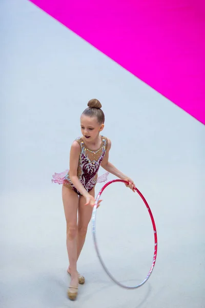 Petit entraînement de gymnaste sur le tapis et prêt pour les compétitions — Photo