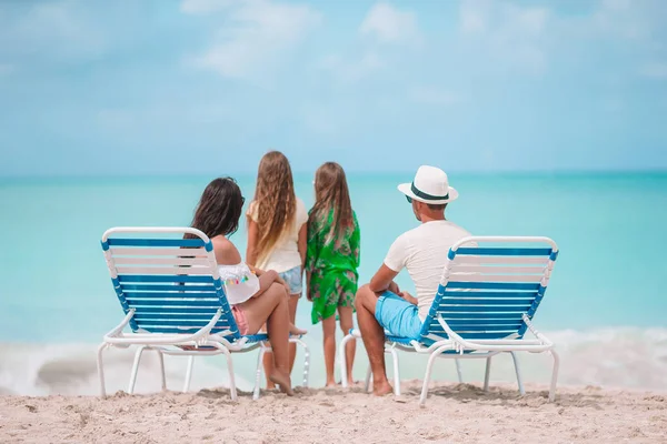 Happy rodinkou ze čtyř na pláži. — Stock fotografie