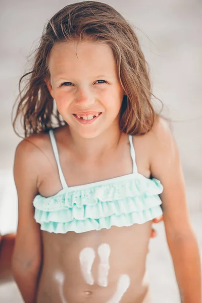 Kleines Mädchen hat Spaß am tropischen Strand beim gemeinsamen Spielen — Stockfoto