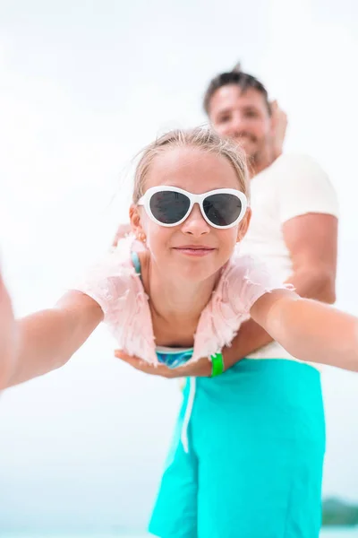 Niña al aire libre durante las vacaciones de verano divertirse con el padre — Foto de Stock