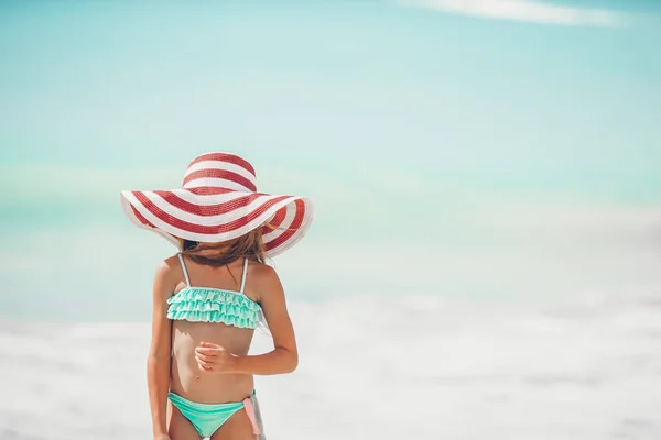 Menina bonito em chapéu na praia durante as férias caribenhas — Fotografia de Stock