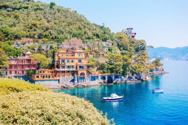 Güzel Yalı Portofino, İtalya için renkli evleriyle. Yaz manzara