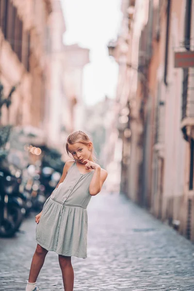 Adorable niña de moda al aire libre en la ciudad europea Roma —  Fotos de Stock