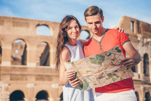 Casal feliz em Roma sobre fundo Coliseu. Italiano europeu férias — Fotografia de Stock