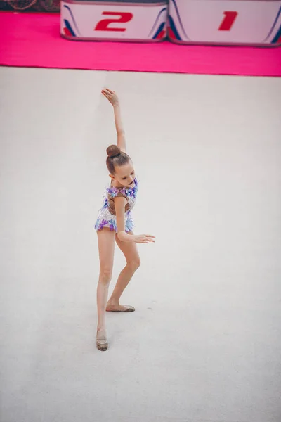 美しいです小さなアクティブな体操の女の子とともに彼女のパフォーマンスでザカーペット — ストック写真