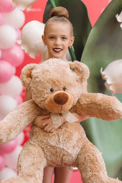 Beautiful little gymnast training on the carpet and ready for competitions — Stock Photo, Image