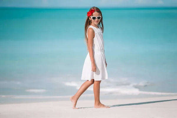 Retrato de una hermosa chica bailando en la playa — Foto de Stock