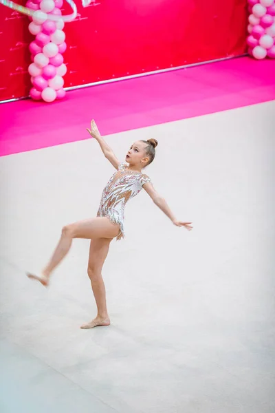 Malý gymnastický trénink na koberci a připraven na soutěže — Stock fotografie