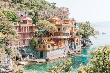 Güzel Yalı Portofino, İtalya için renkli evleriyle. Yaz manzara