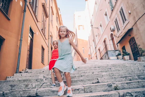 Moda adorável meninas pequenas ao ar livre na cidade europeia — Fotografia de Stock