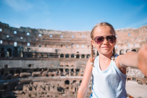 Счастливая девочка в Риме на фоне Колизея — стоковое фото