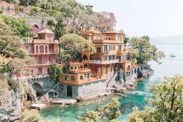 De kust van de prachtige zee met kleurrijke huizen in Portofino, Italië. Zomer landschap — Stockfoto