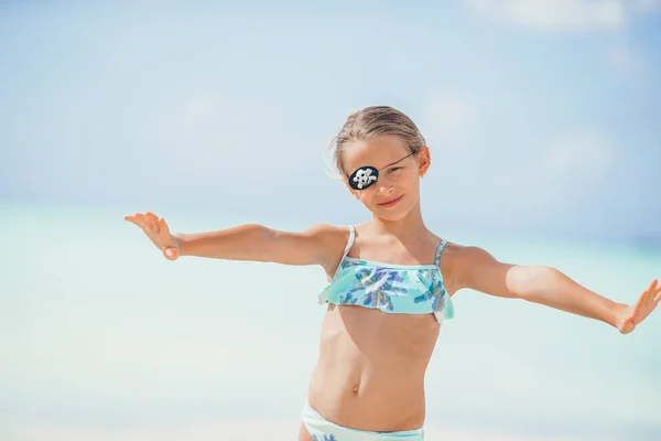 Portrait de belle fille sur la plage dansant — Photo