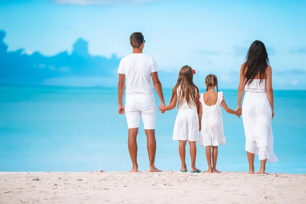 Família bonita feliz com crianças na praia — Fotografia de Stock