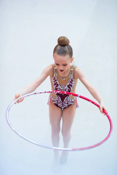 Маленькая гимнастка тренируется на ковре и готова к соревнованиям — стоковое фото