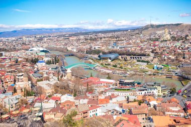 Tbilisi şehir panoraması. Eski şehir, yeni yaz Rike park, nehir Kura, Avrupa Meydanı ve barış Köprüsü