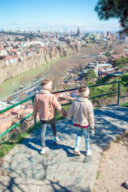 Tbilisi şehir panoraması. Eski şehir, yeni yaz Rike park, nehir Kura, Avrupa Meydanı ve barış Köprüsü