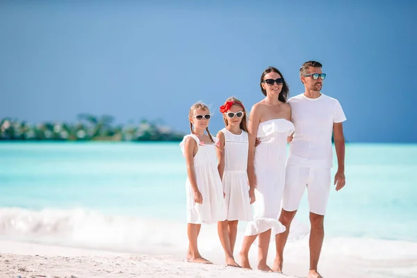 Felice bella famiglia con bambini sulla spiaggia — Foto Stock