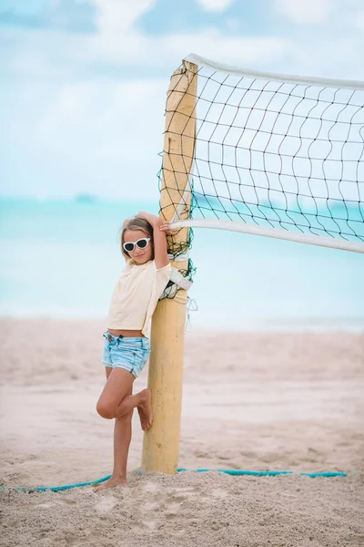 Küçük sevimli kız plaj topu ile voleybol oynamak. — Stok fotoğraf