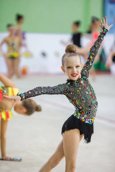 Krásná malá aktivní gymnastka dívka se svým výkonem na koberci — Stock fotografie