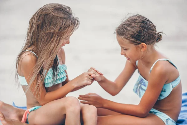 Kleine Mädchen haben Spaß am tropischen Strand beim gemeinsamen Spielen — Stockfoto
