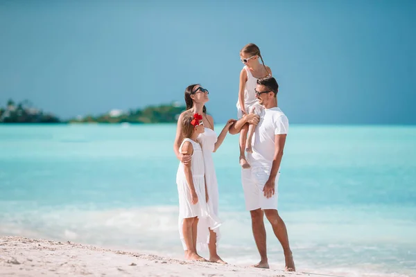 Joyeux belle famille avec des enfants sur la plage — Photo