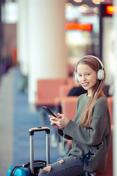 Adorable little girl at airport in big international airport near window — Stock Photo, Image