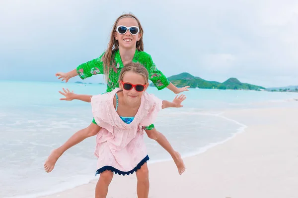 Glückliche Kinder rennen und springen am Strand — Stockfoto