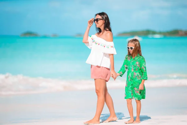 Retrato de niña y madre en vacaciones de verano — Foto de Stock