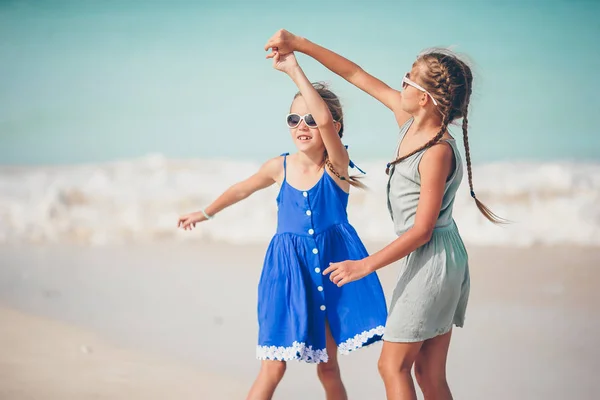 Glückliche Kinder rennen und springen am Strand — Stockfoto