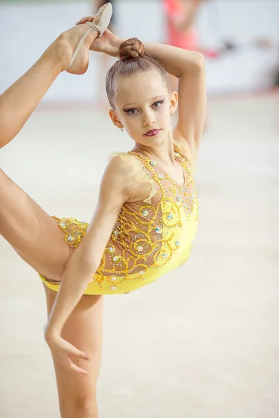 Gyönyörű kis aktív tornász lány az előadásával a szőnyegen — Stock Fotó