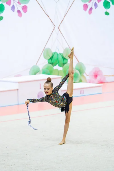 Malý gymnastický trénink na koberci a připraven na soutěže — Stock fotografie