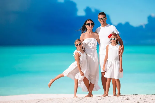 Felice bella famiglia con bambini sulla spiaggia — Foto Stock