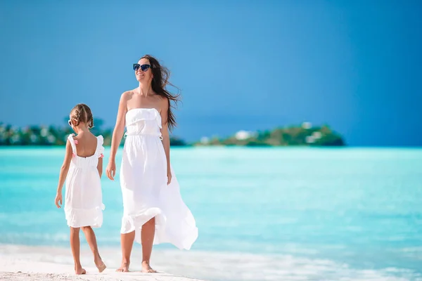 Ritratto di bambina e madre in vacanza estiva — Foto Stock