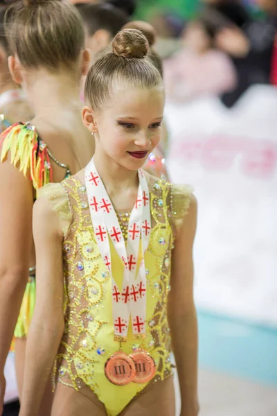 Krásná malá gymnastka školení na koberci a připravena pro soutěže — Stock fotografie