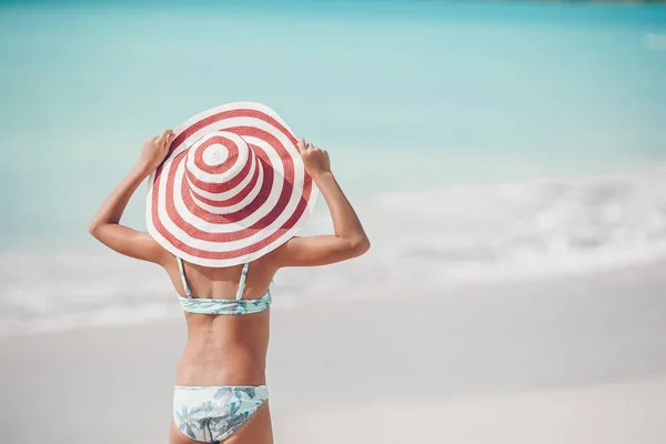 Linda niña en sombrero en la playa durante las vacaciones caribeñas — Foto de Stock